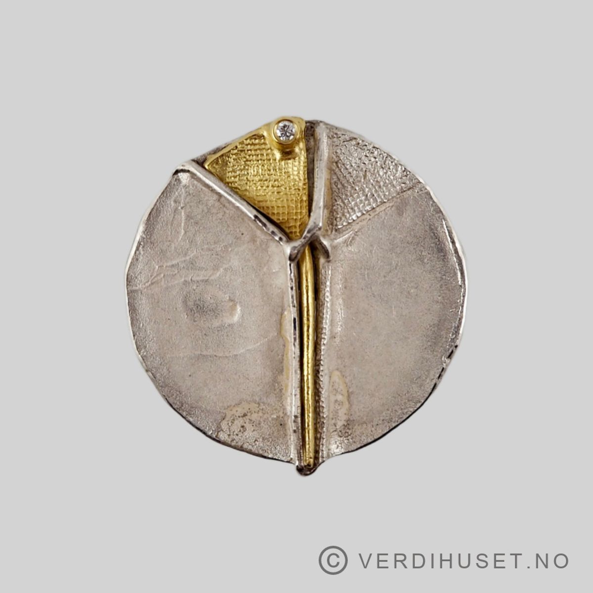 Brosje/Anheng i sølv med 18 K gull og blank sten