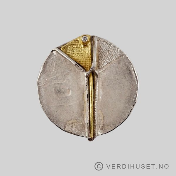 Hovedbilde Brosje/Anheng i sølv med 18 K gull og blank sten