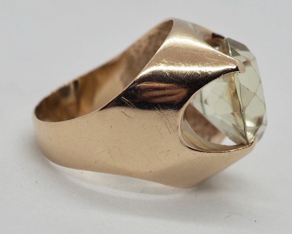 Ring i 14 K gull med blank/champagne-farget sten
