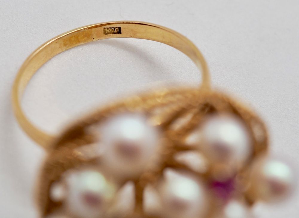 Ring i 18 K gull med perler og røde stener