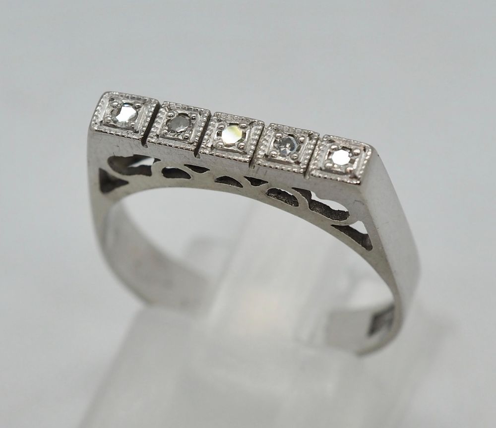 Ring i 18 K hvitt gull med 5 blanke stener