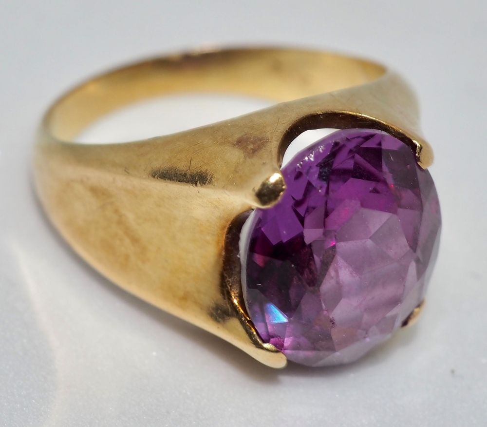 Ring i 14 K gull med lilla sten