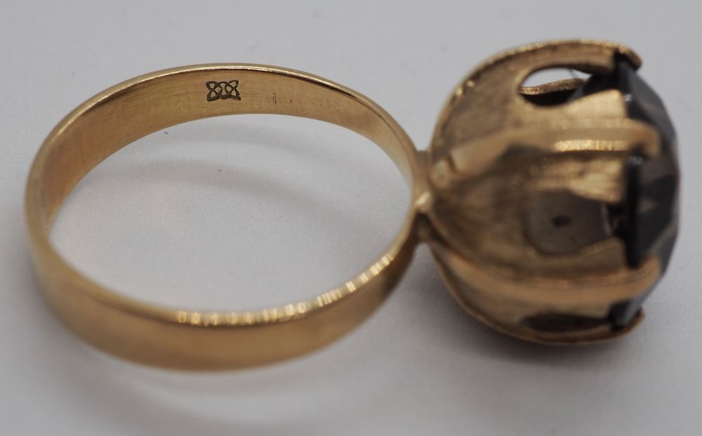 Ring i 14 K gull med brun sten
