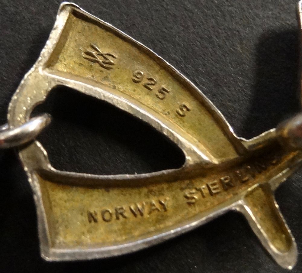 Halssmykke i sølv og hvit emalje - Aksel Holmsen