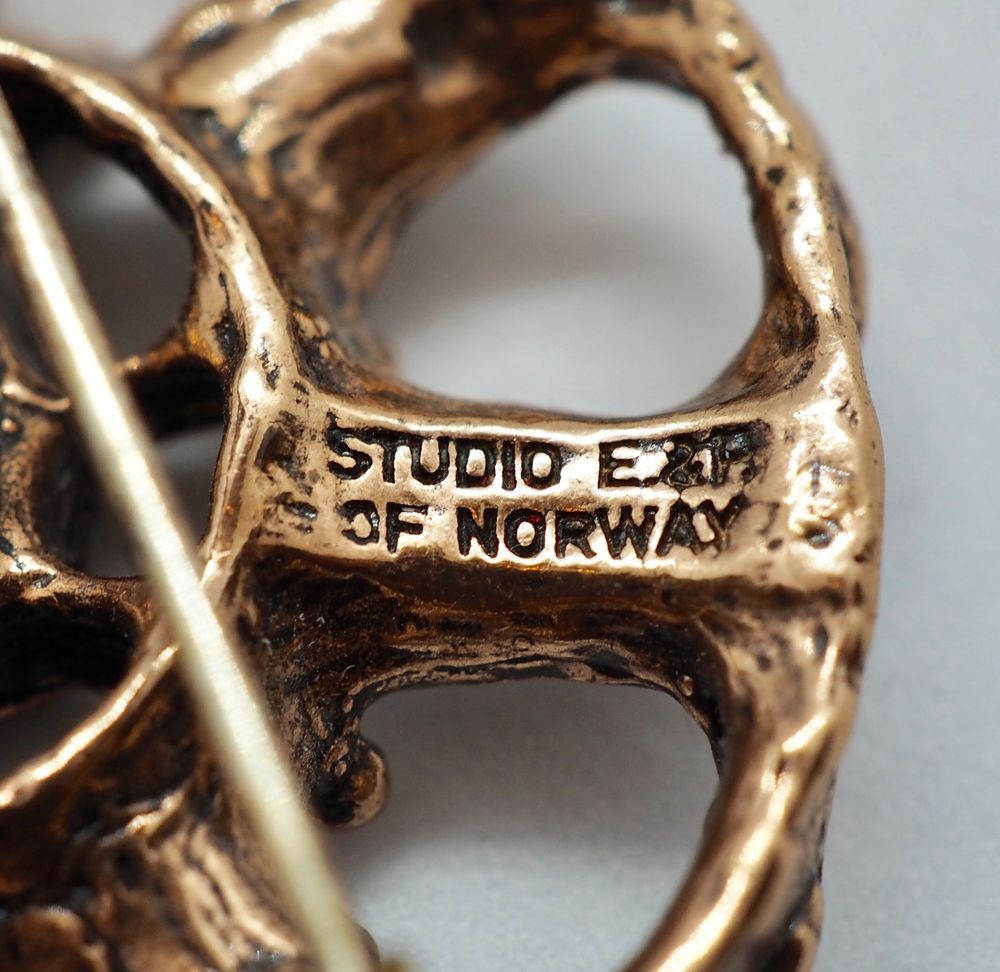 Halssmykke/Brosje i bronse - Studio Else & Paul