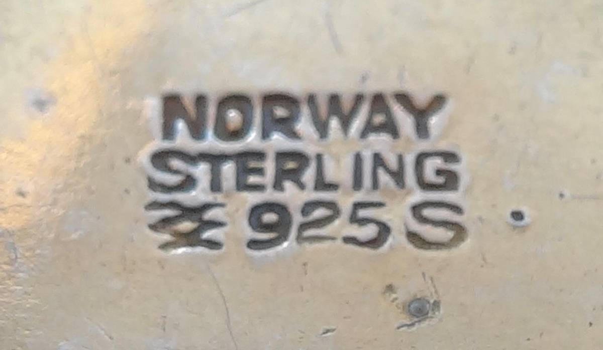 Brosje i sølv og hvit/blå emalje - Aksel Holmsen