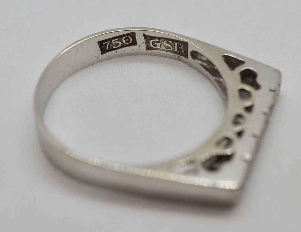 Ring i 18 K hvitt gull med 5 blanke stener