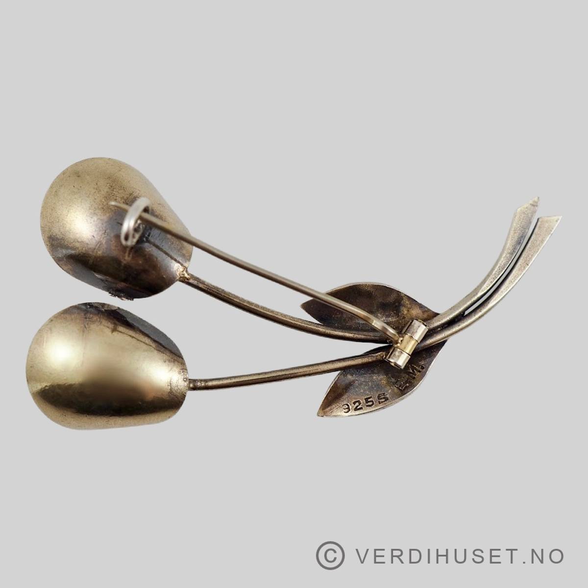 Brosje i forgylt sølv med hvit emalje