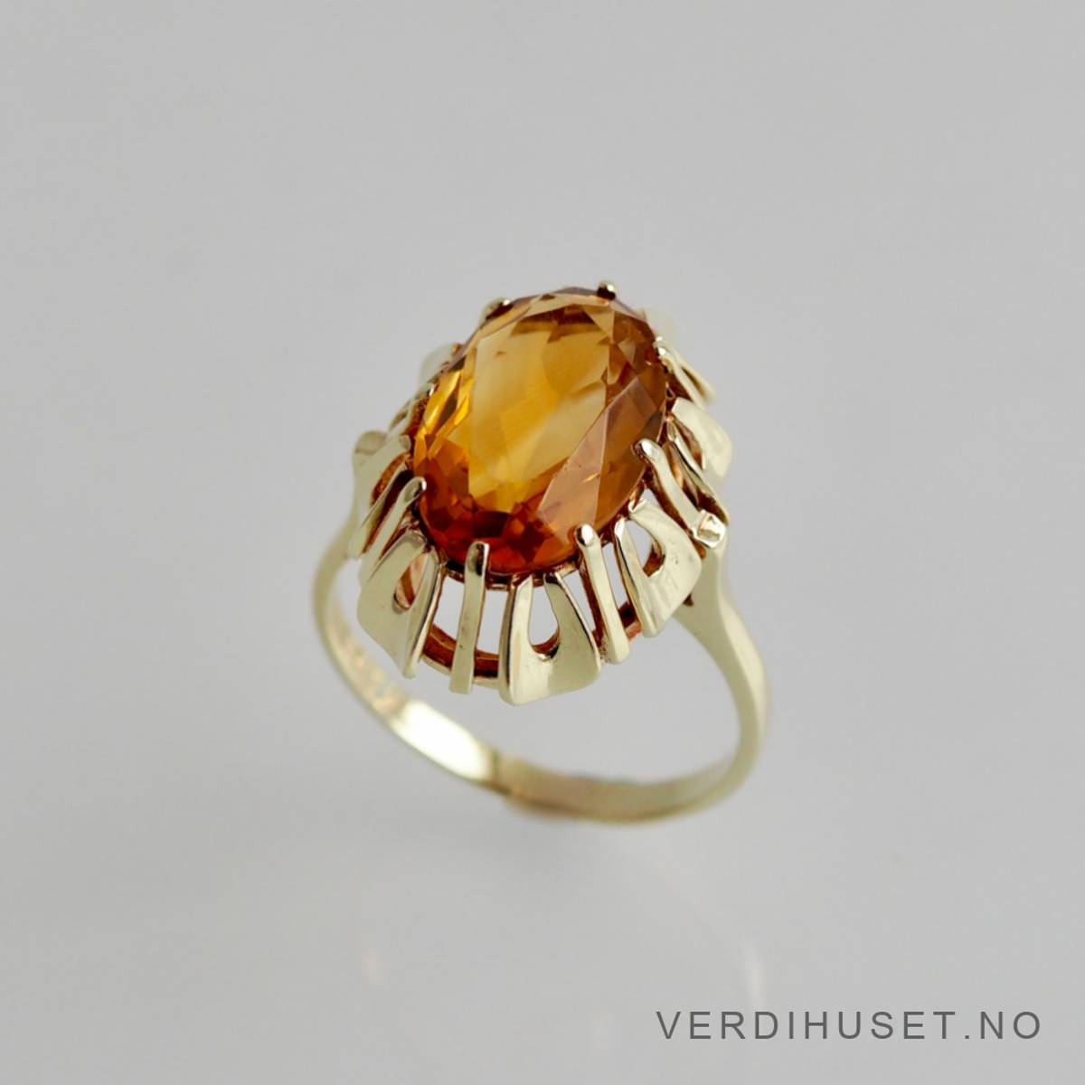 Ring i 14 K gull med oval gul sten