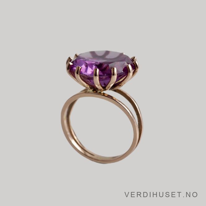 Hovedbilde Ring i gull med stor lilla sten