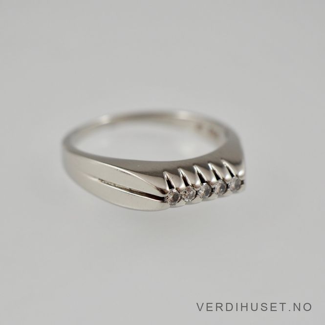 Hovedbilde Ring i 14 K hvitt gull med blanke stener