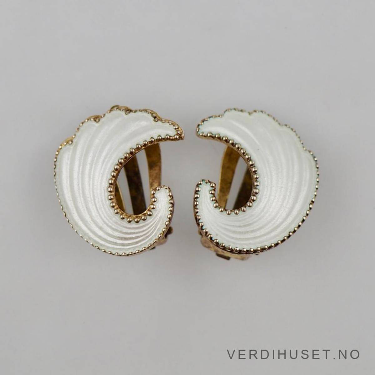 Øreklips i forgylt sølv med hvit emalje - Nils M. Elvik
