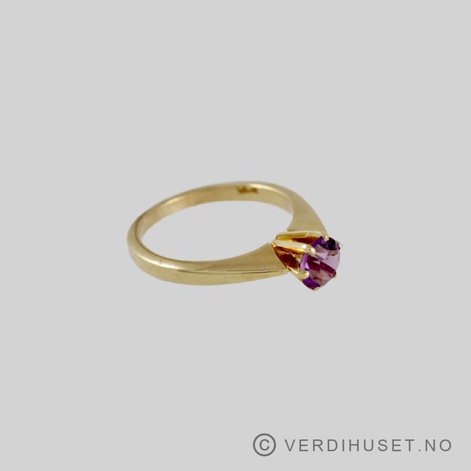 Hovedbilde Ring i 14 K gull med lilla sten