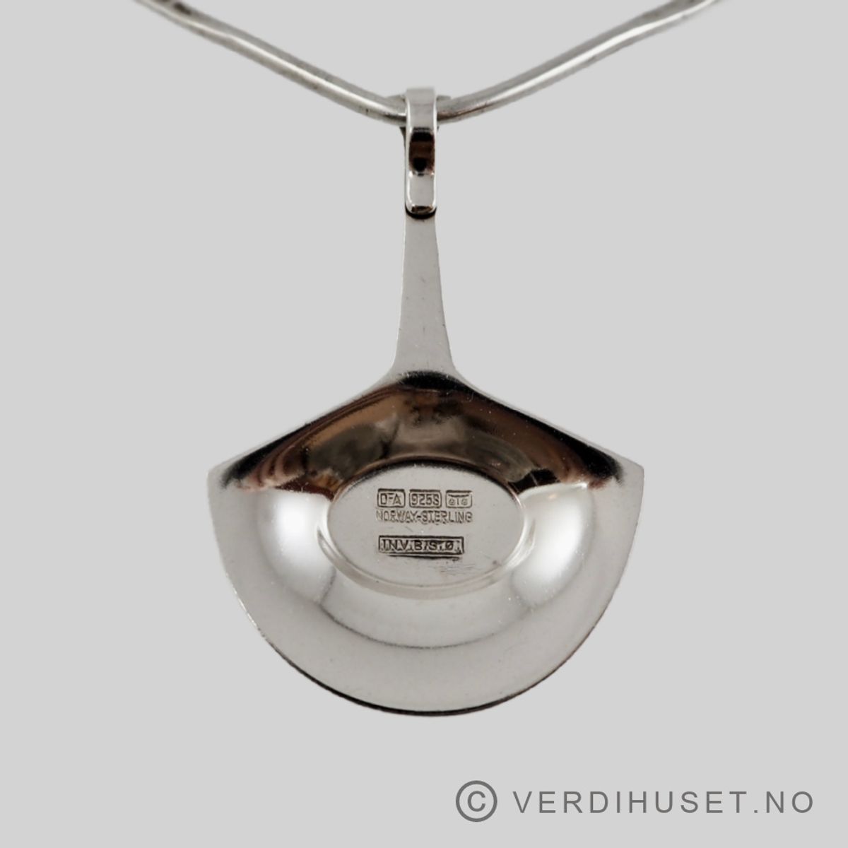 Anheng i sølv med blå emalje på klave