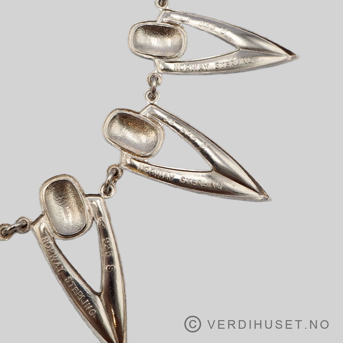 Halssmykke i sølv med olivengrønn emalje - Aksel Holmsen