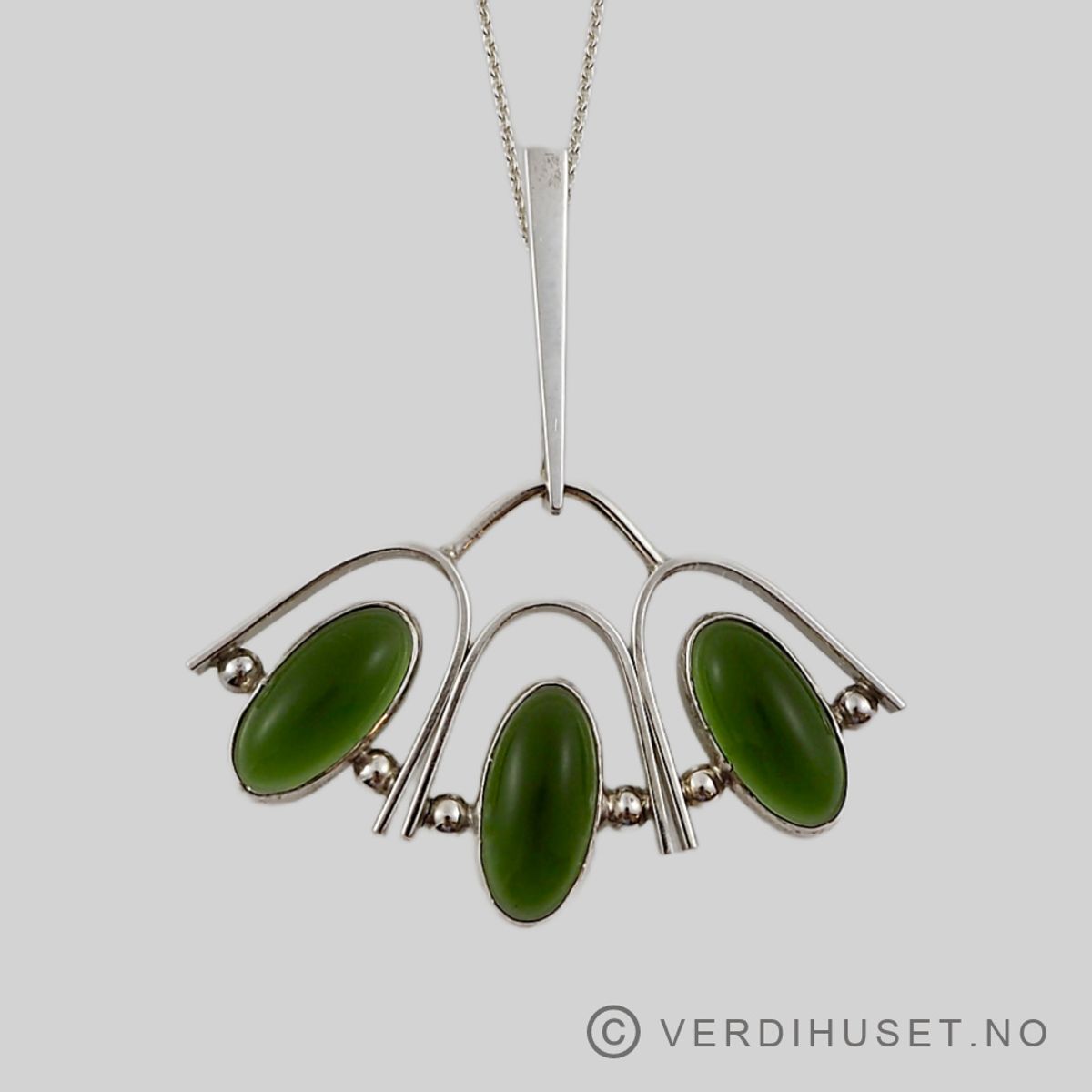 Anheng i sølv med 3 grønne stener