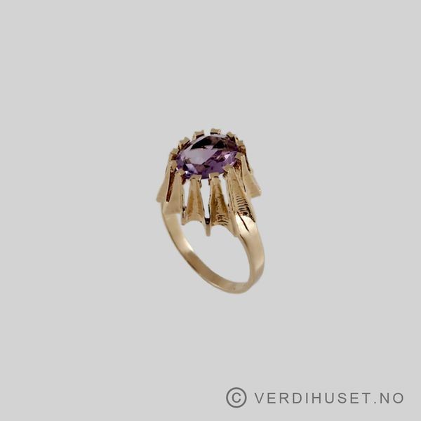 Hovedbilde Ring i 14 K gull med lilla sten