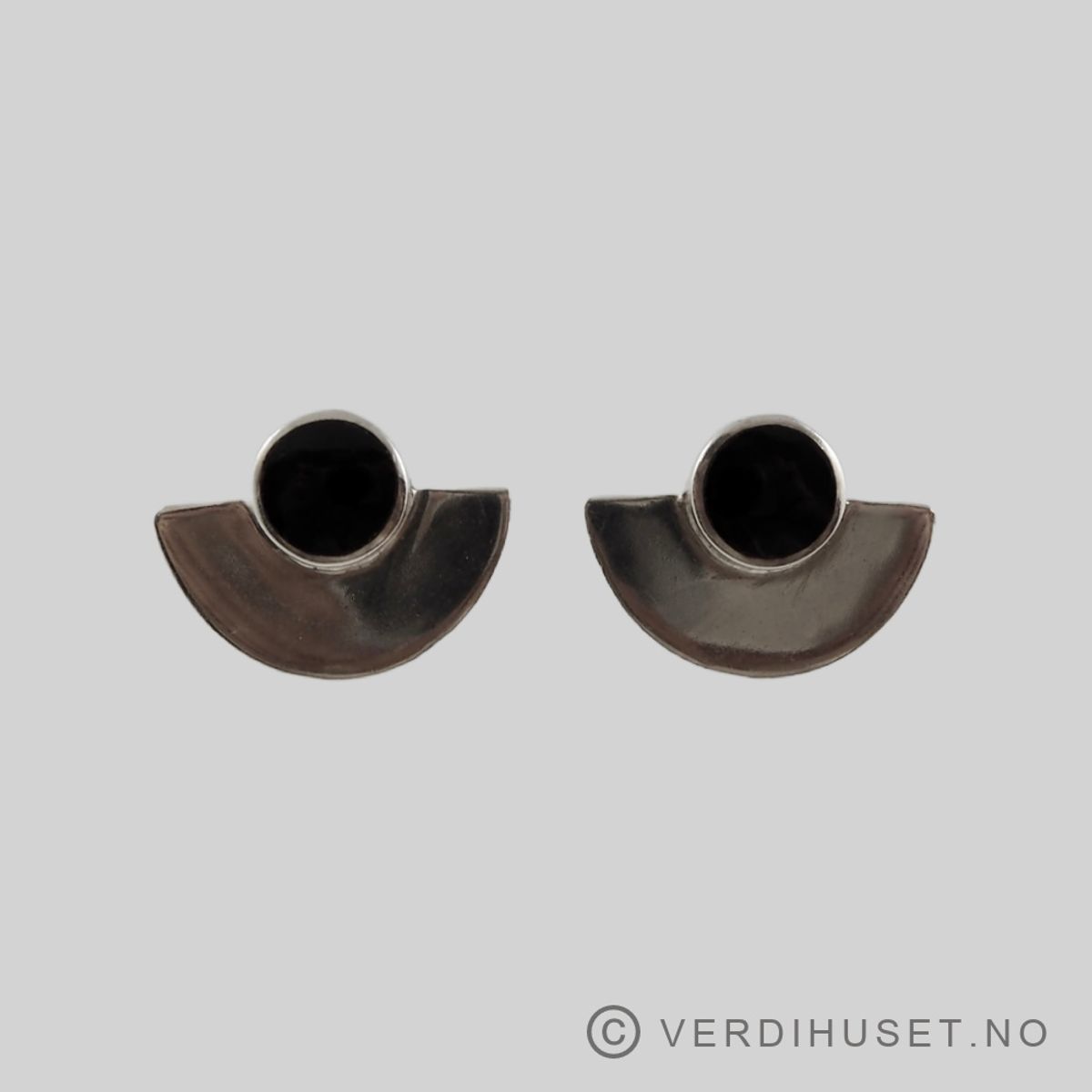 Ørepynt i sølv med sort sten