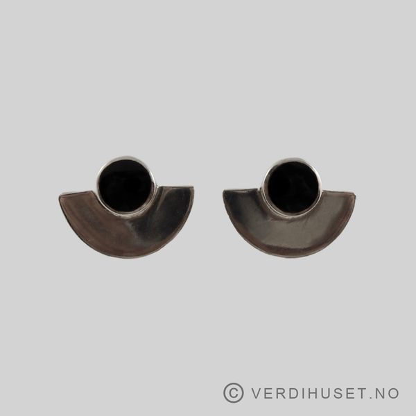 Hovedbilde Ørepynt i sølv med sort sten