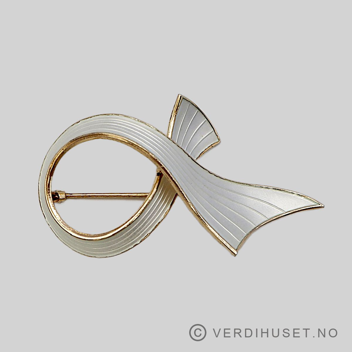 Brosje i forgylt sølv med hvit emalje - Ivar T. Holth