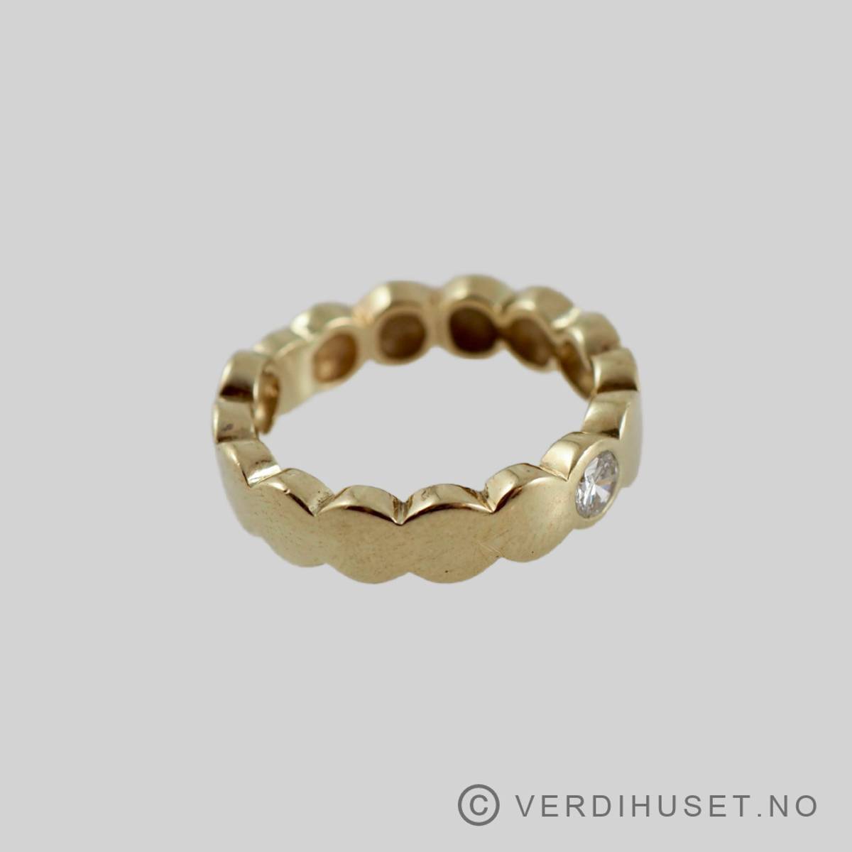 Ring i 14 K gull med blank sten