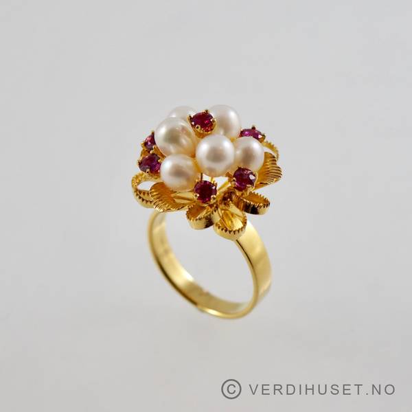 Hovedbilde Ring i 14 K gull med perler og røde stener