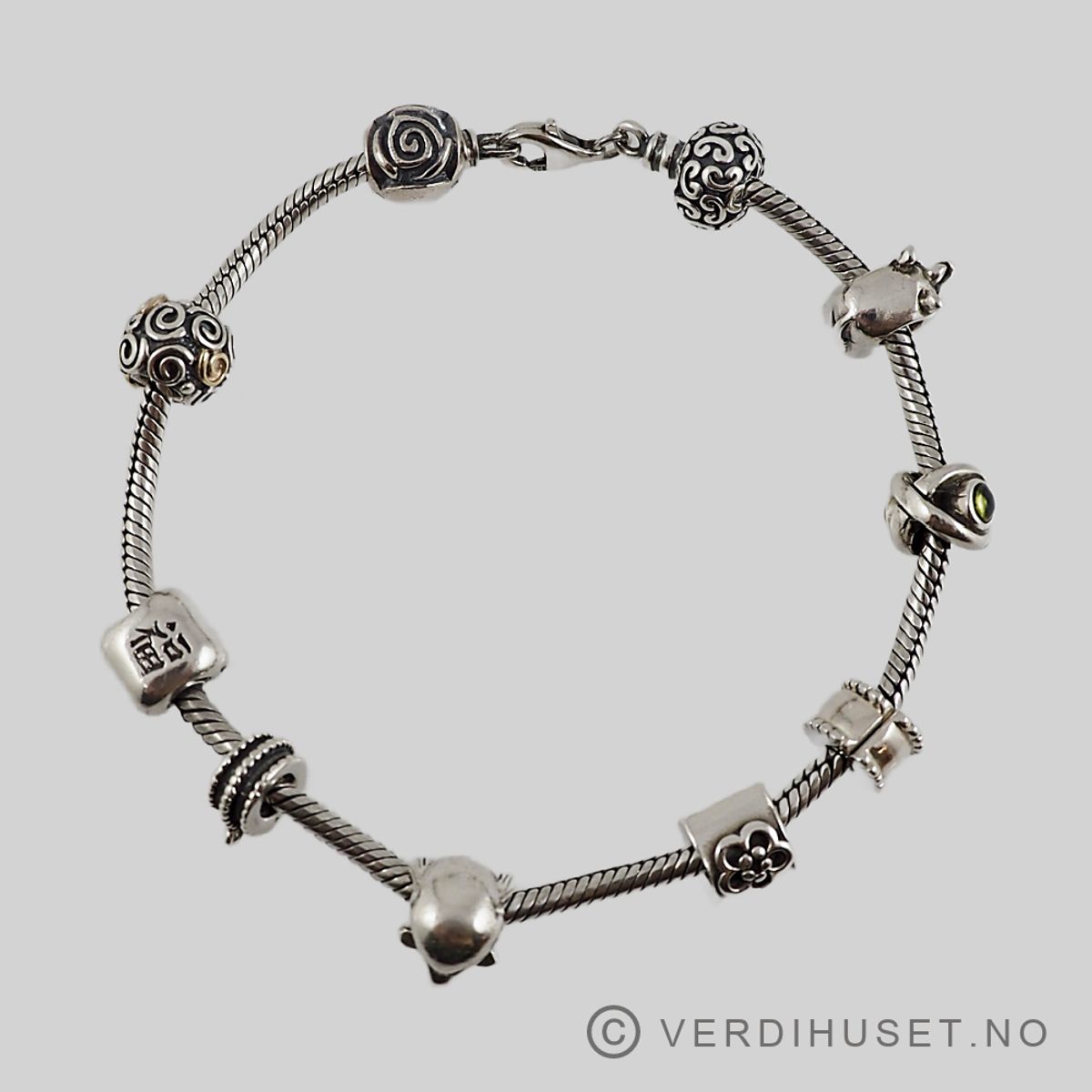 Armbånd i sølv med diverse charms - Pandora