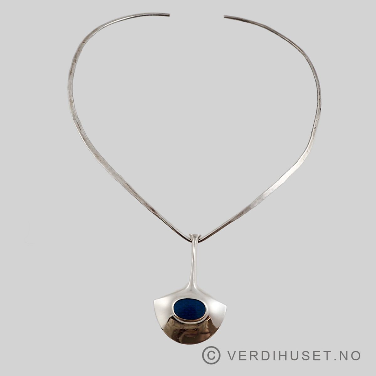 Anheng i sølv med blå emalje på klave