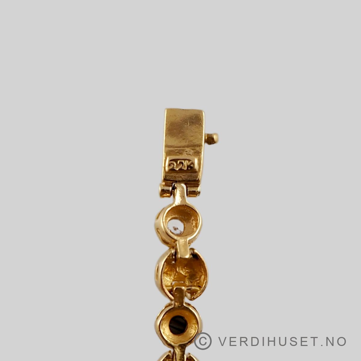 Armbånd i 22 K gull med grå og blanke stener