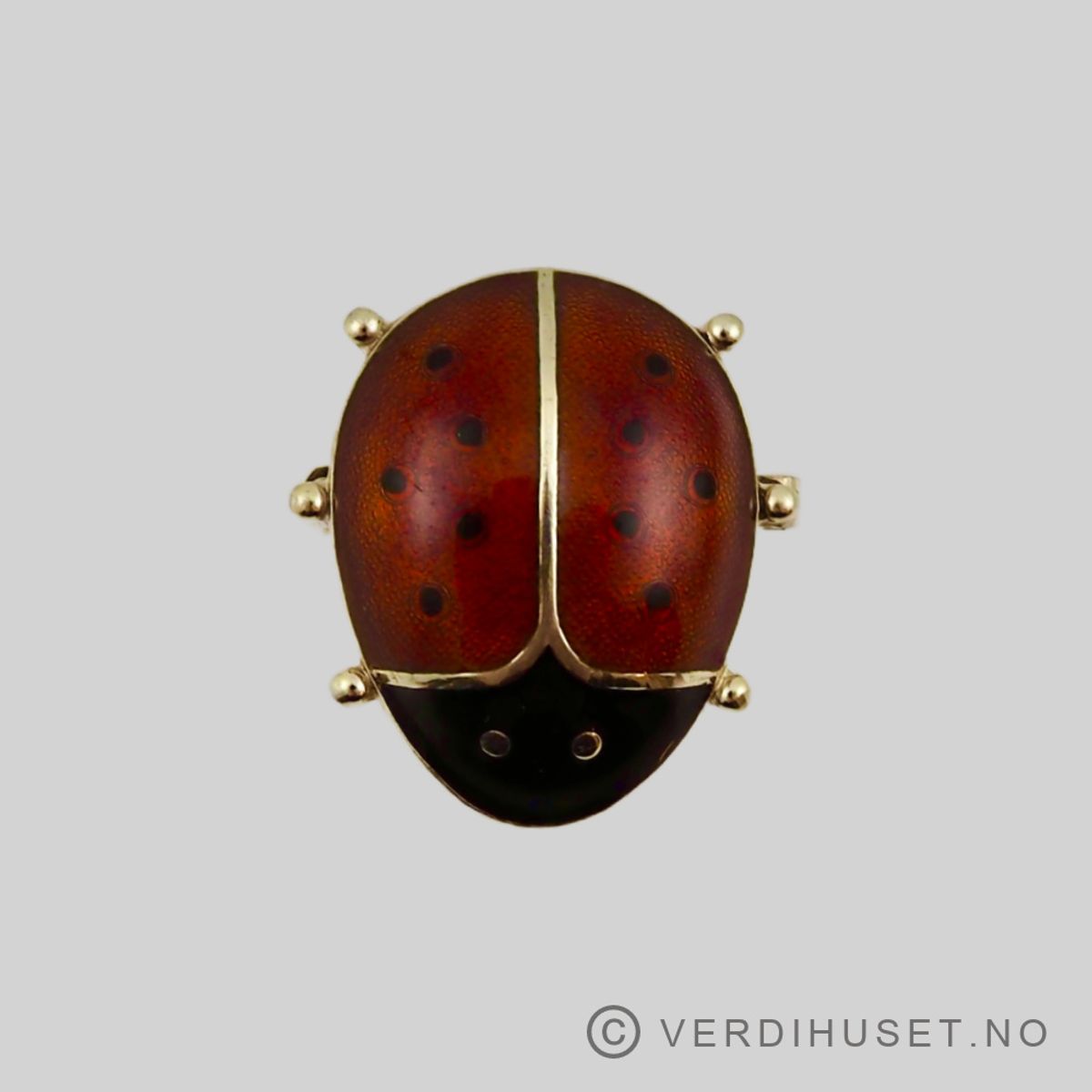 Brosje i forgylt sølv med rød og sort emalje - D-A
