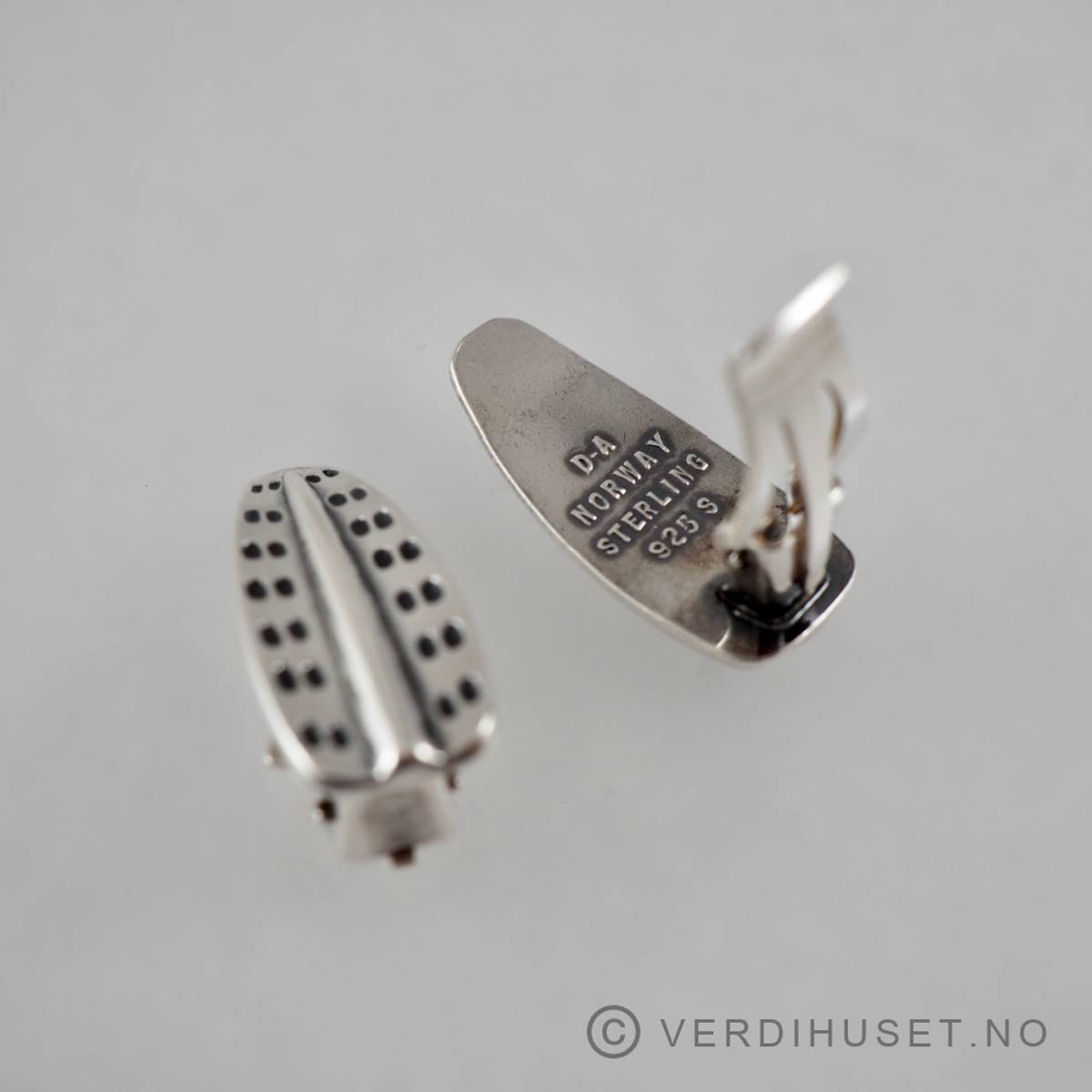 Øreklips i sølv, Saga-serien, 