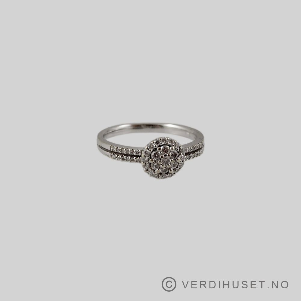 Ring i 14 K hvitt gull med blanke stener