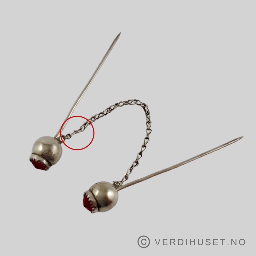 Sjalfeste med rød sten