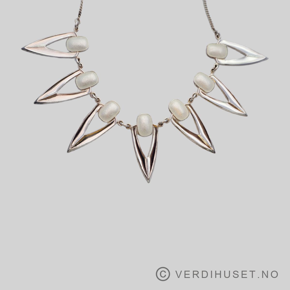 Halssmykke i sølv med hvit emalje - Aksel Holmsen