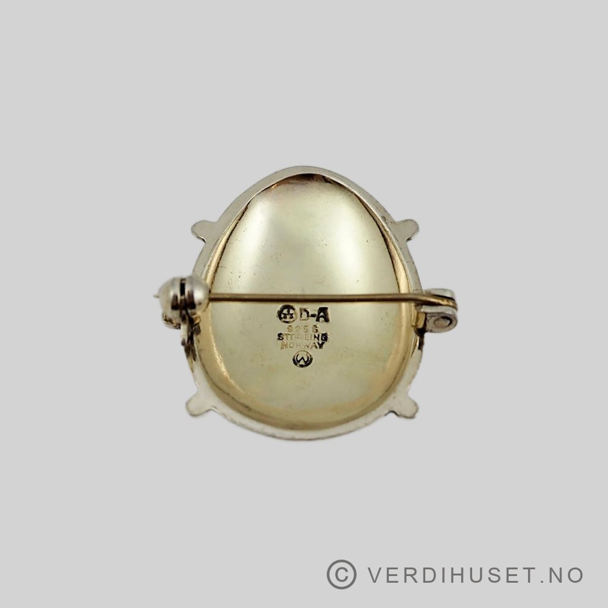 Brosje i forgylt sølv med rød og sort emalje - D-A