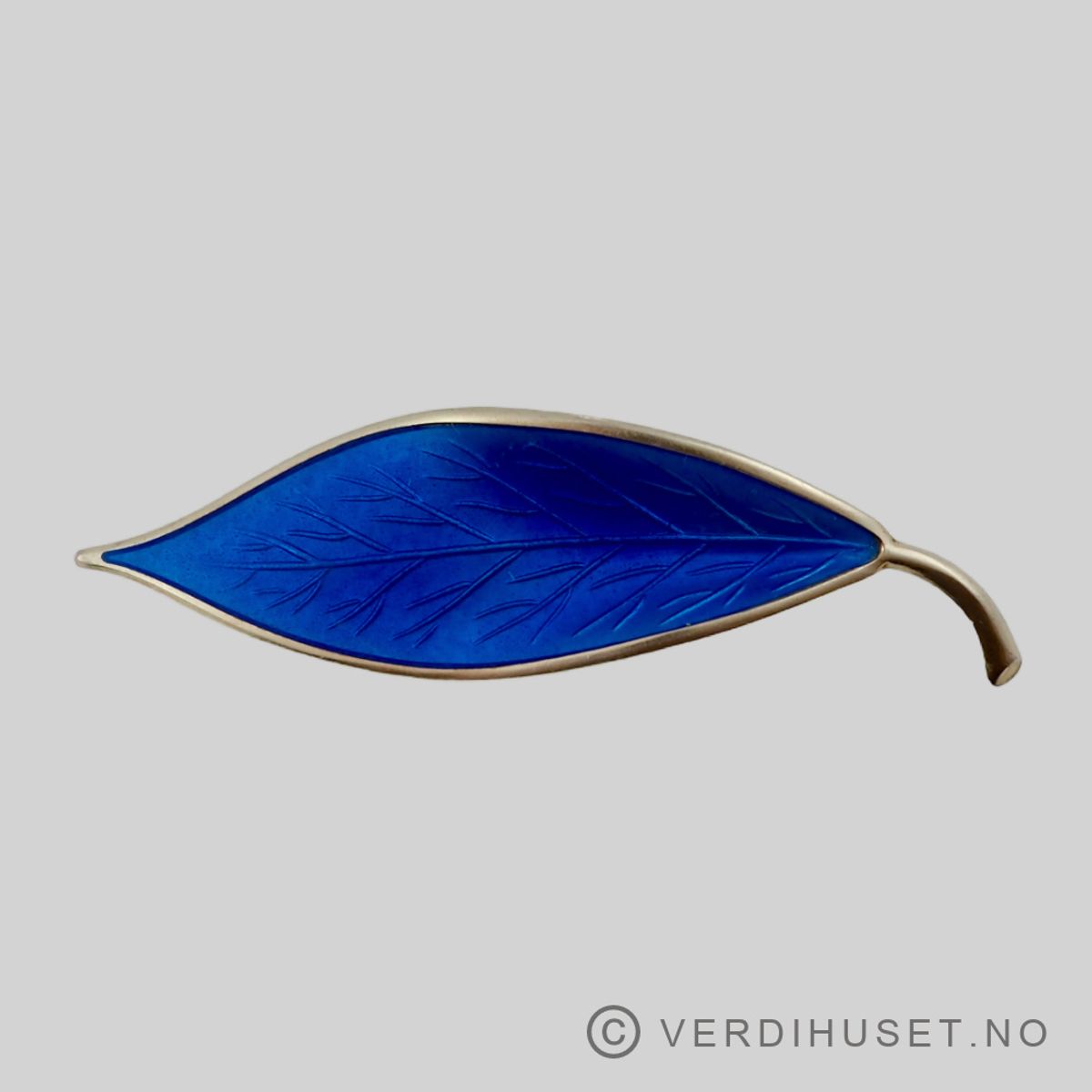 Brosje i forgylt sølv med blå emalje - D-A