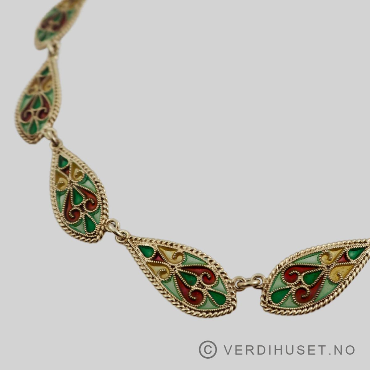 Halssmykke i forgylt sølv med vindusemalje