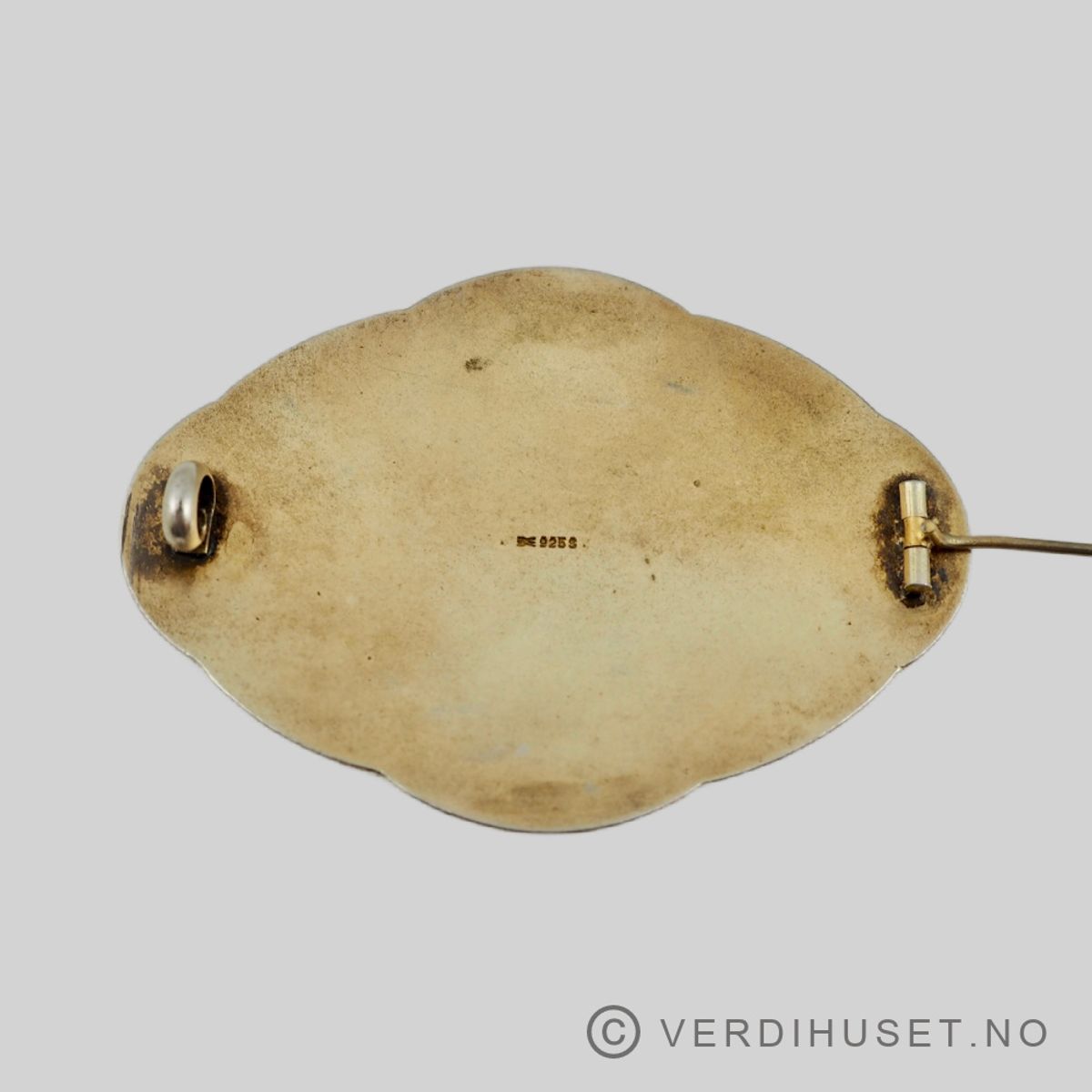 Brosje i forgylt sølv med emalje - Aksel Holmsen