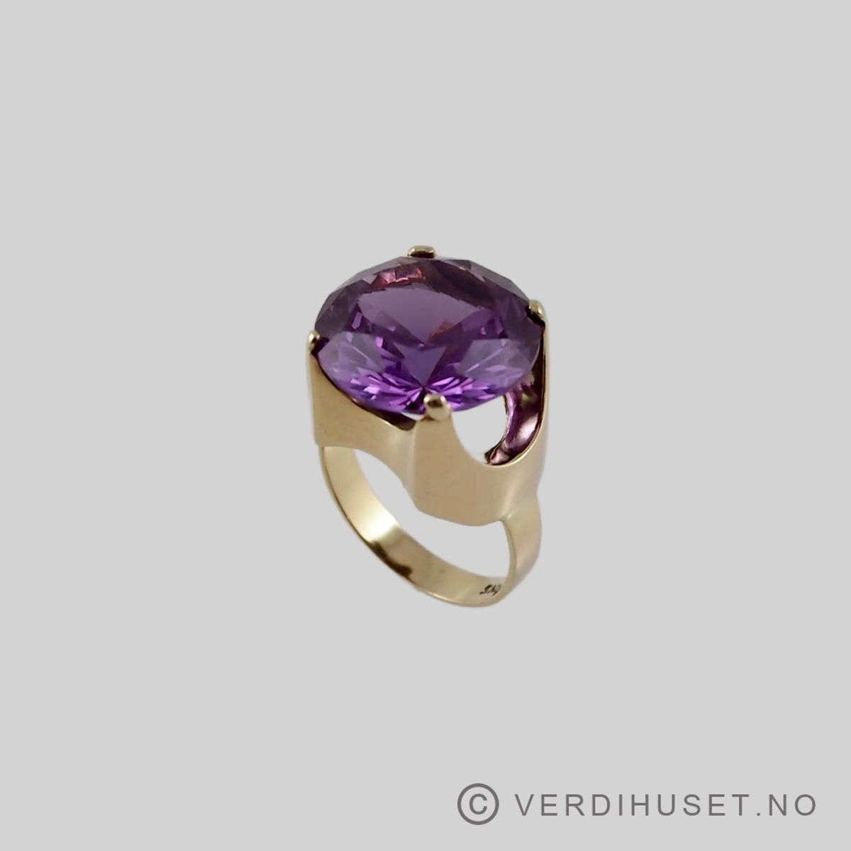 Ring i 14 K gull med stor lilla sten