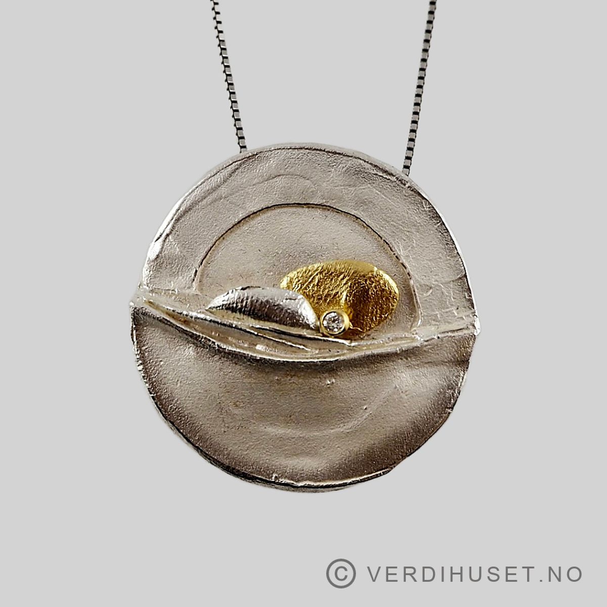 Anheng/Brosje i sølv med 18 K gull og blank sten