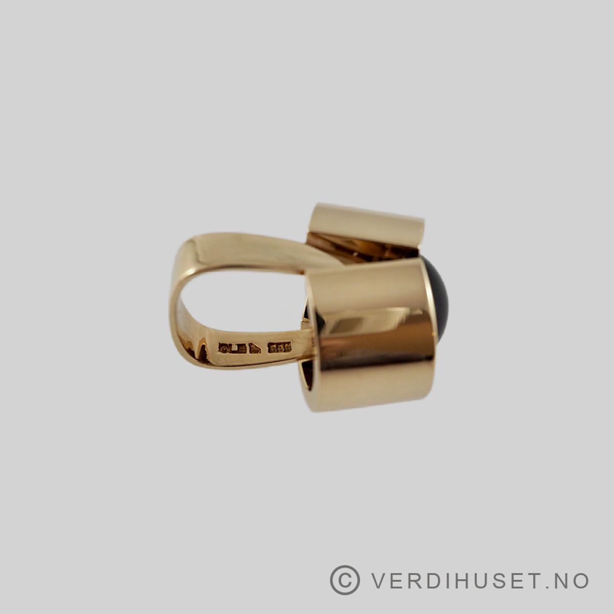 Kraftig ring i 14 K gull med lilla sten - Ole Lynggaard