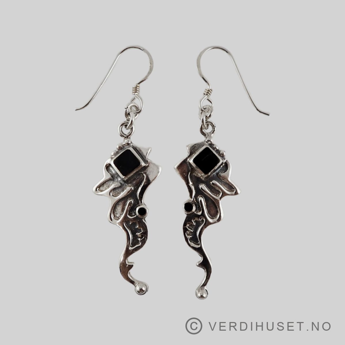 Ørepynt i sølv med sorte stener