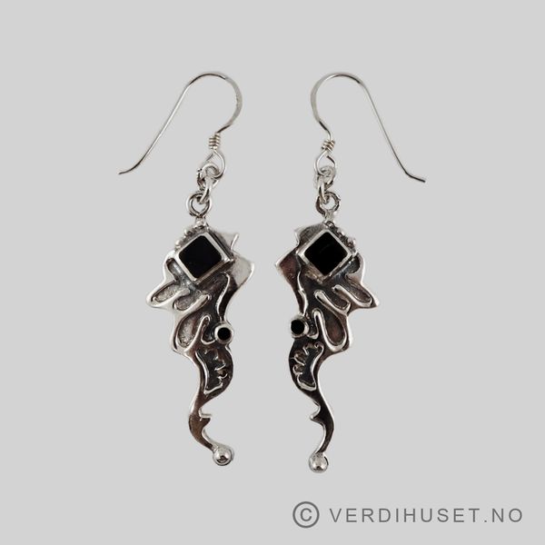 Hovedbilde Ørepynt i sølv med sorte stener