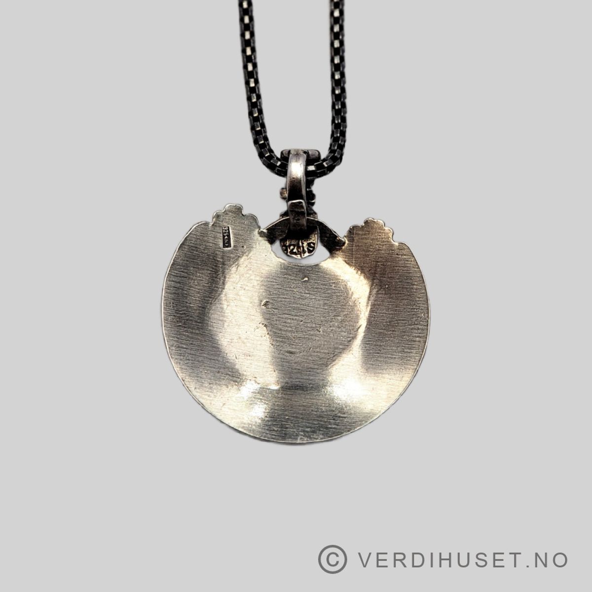 Anheng i oksidert sølv med blå emalje - Arne Nordlie