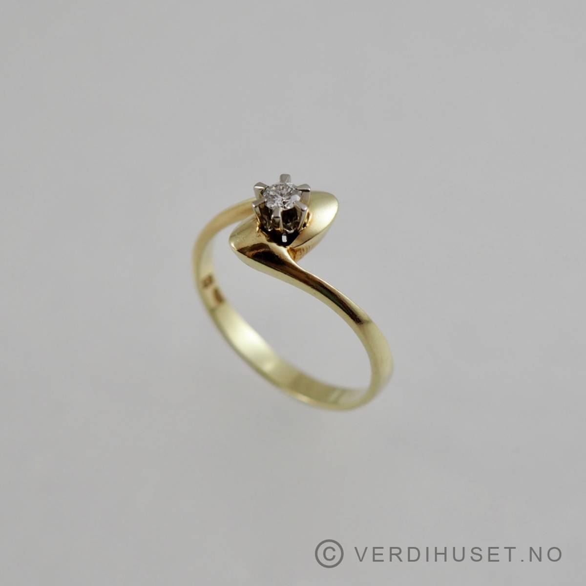 Ring i 14 K gull med blank sten