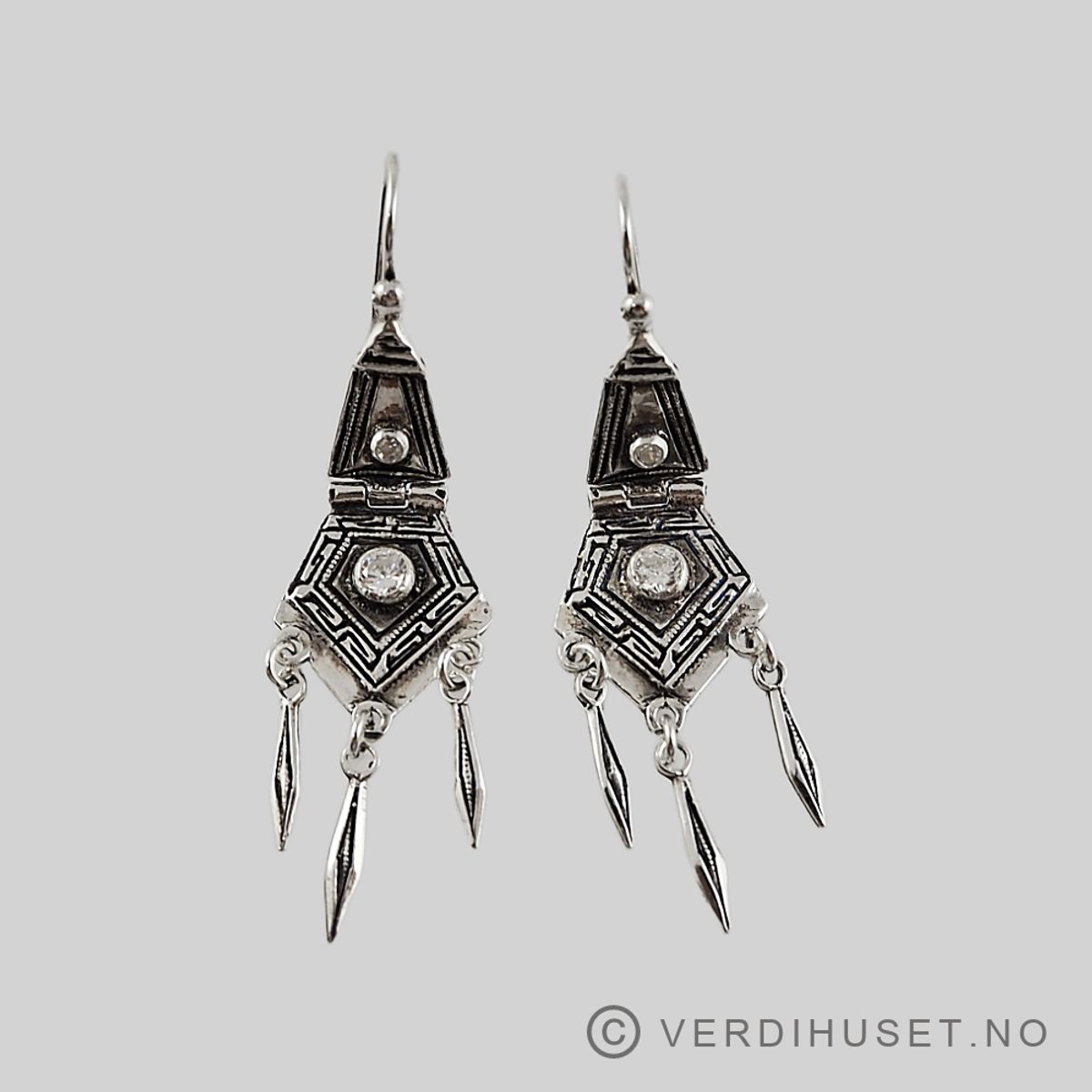 Ørepynt i sølv med blanke stener