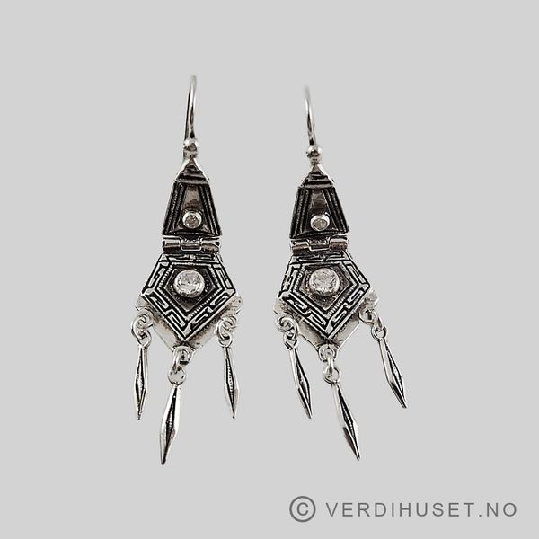 Hovedbilde Ørepynt i sølv med blanke stener