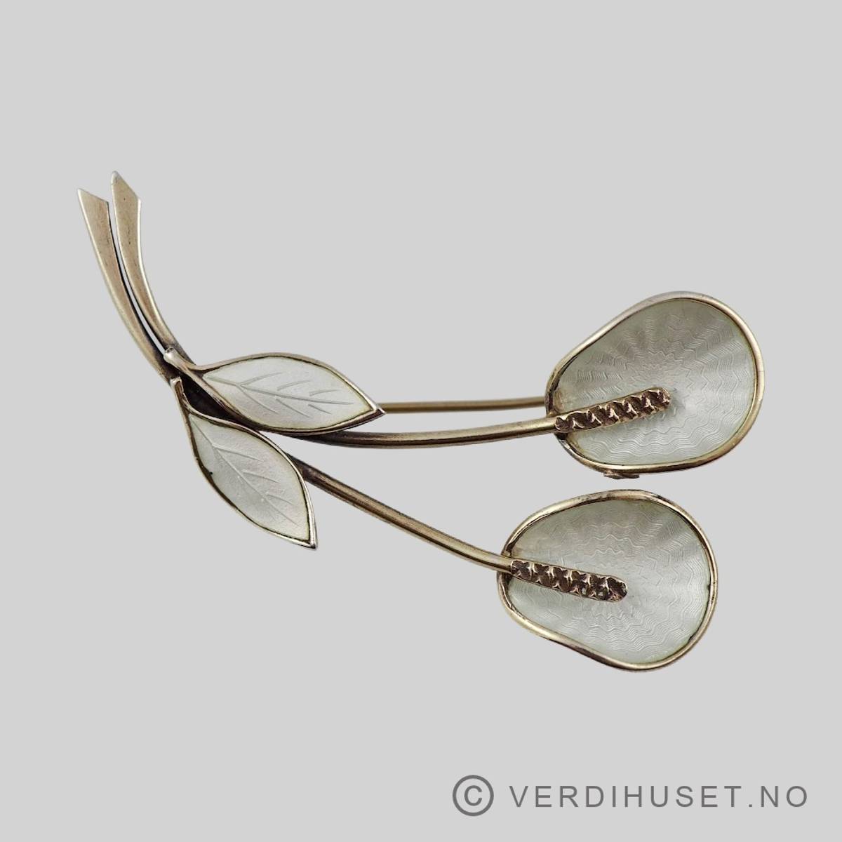 Brosje i forgylt sølv med hvit emalje