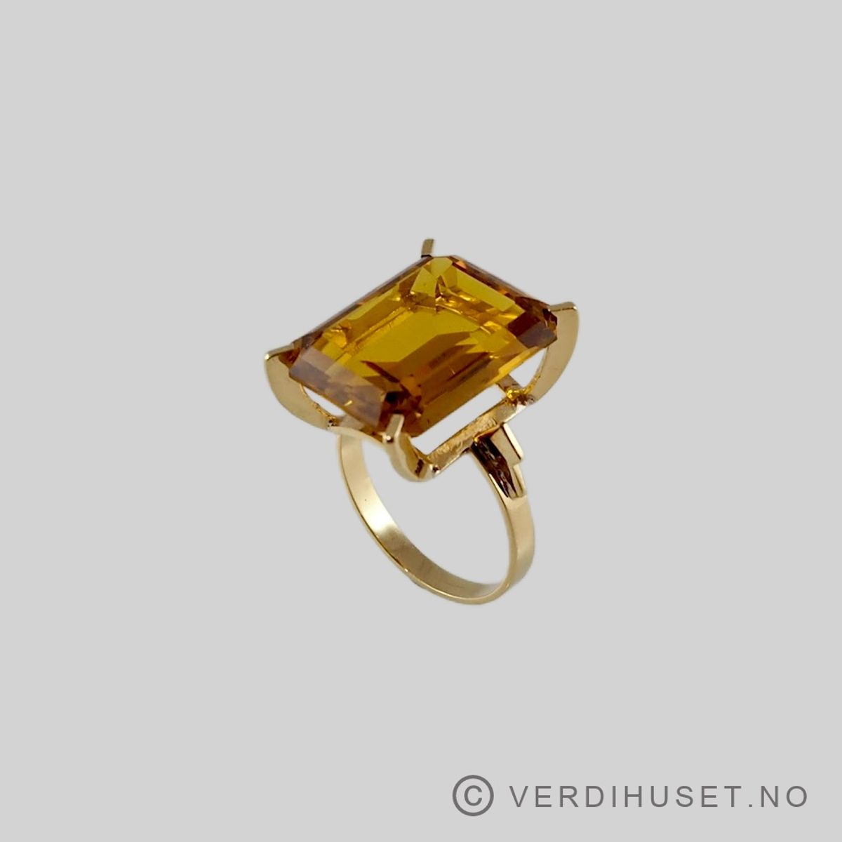 Ring i 14 K gull med stor oransje sten