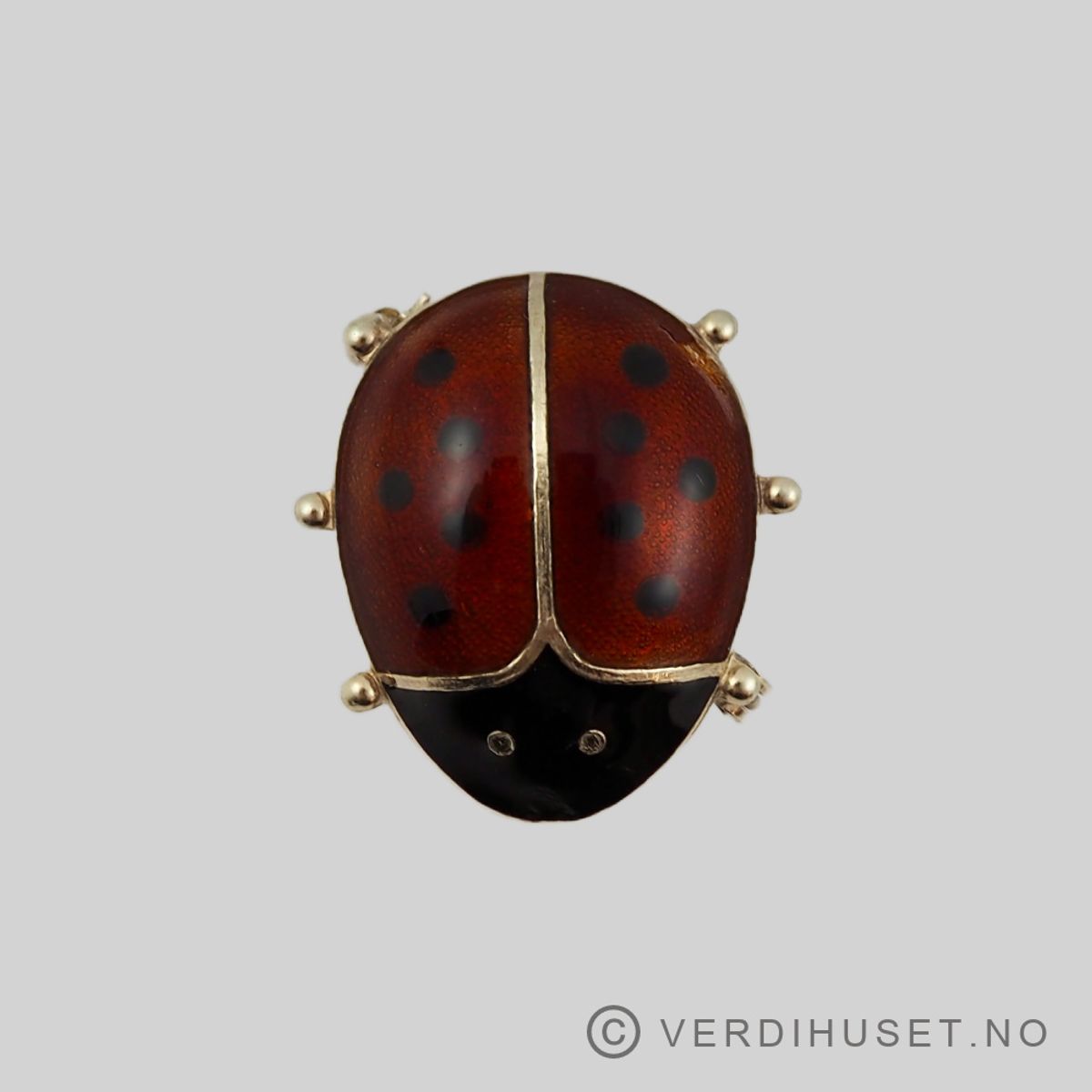 Brosje i forgylt sølv med rød og sort emalje - D-A
